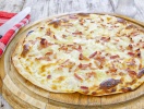 Prova till exempel den särskilt alsatiska specialiteten: Tarte flambée