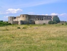 Besök Borgholms slott - den enorma slottsruinen med torn och ringmur som dominerar landskapet