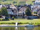 Hotel Reiler Hof ligger på Mosel-promenaden i den 1000 år gamle vinby, Reil