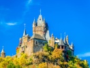 Her knejser mægtige Reichsburg Cochem over middelalderbyen