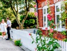 Under sommaren blommar stockrosor, hortensia och rosor i Skagens idylliska trädgårdar i centrum