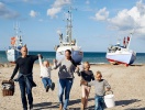 En kort biltur bort ligger det brusande Västerhavet