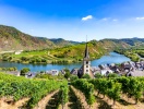 Nogle steder slår Mosel en ordentlig sløjfe i landskabet - som her ved Bremm