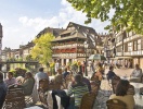 I Strasbourg sitter man på ett café vid kanalen och insuper atmosfären