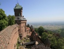 En dagsutflykt bort ligger den pampiga medeltidsborgen Haut-Koenigsbourg