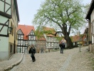 Spadser langs de brostensbelagte gader i Quedlinburg