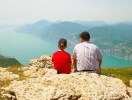 Njut av utsikten över Gardasjön från berget Monte Baldo (det skalliga berget)