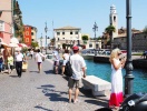 Strosa längs strandpromenaden i Lazise vid Gardasjön