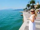 Känn brisen från Gardasjön vid strandpromenaden i Lazise