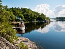 I Alingsås är det heller aldrig långt till ren naturidyll - här idyllen vid sjön Mjörn