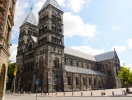 Lunds domkyrka invigdes 1145, en magnifik byggnad med två torn där tornen skämtsamt kallas för Lunna Pågar
