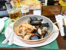 Lokal frokostspecialitet under parasollernes skygge - en rigtig Garda-oplevelse!