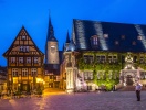 Upplev kvällsstämningen på Marktplatz i Quedlinburg med rådhuset och torget med de vackra korsvirkeshusen