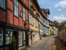 Strosa längs de kullerstensbelagda gränderna i den historiska Gamla stan i Quedlinburg och insup atmosfären