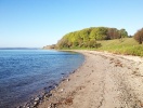 Under vår och höst kan du ta en strandpromenad vid Fuglsø Strand och få härligt röda kinder