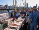 Fiskerne sælger ud af dagens fangst på havnen i Hamburg