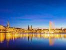 Rådhuset og Hamborgs centrum er smukt oplyst i de hyggelige aftentimer