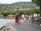 Njut av stämningen på strandpromenaden i Garda stad