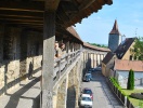 I bor lige ved den fire kilometer lange bymur, der omkranser Rothenburg