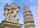 Det skæve tårn i Pisa består af 14.700 tons kalksten, som hælder 3,3 meter