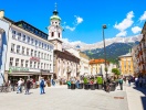 Upplev Tyrolen huvudort, Innsbruck, som bjuder på historisk atmosfär med utsikt till de snöklädda alptopparna