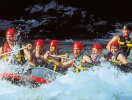 Riverrafting är en av de klassiska sommaraktiviterna bland äventyren i Tyrolens alper