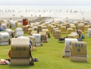 Sommerliv ved stranden i Büsum med de karakteristiske strandstole