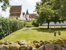 Det smukke Bosjö Kloster i Skåne er omgivet af den yndigste have