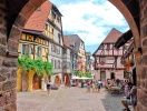 Riquewihr er en lille tidslomme af idyl på vinruten gennem Alsace - byen er nemlig bilfri