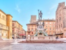 I centrum av Bologna hittar du den trevliga mötesplatsen Piazza Nettuno med den ikoniska Neptunfontänen
