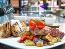 Här kan du äta gott i den fina restaurangen och baren L.O.B.B.Y.