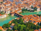 Bassano del Grappas historiska stadskärnan delas av floden Brenta
