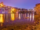 Du kan korsa floden över Ponte Vecchio - designad av Andrea Palladio