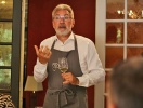 Chefsommelier Yvon Lebailly guider og vejleder, når det drejer sig om vinene til retterne