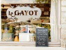 Her ligger også Restaurant Ô Gayot, hvor den ene af opholdets middage serveres