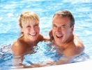 Nyd en svalende dukkert i poolen med termisk vand