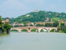 Se den kendte romerske bro, Ponte Pietra