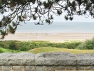 Utsikten från kyrkogården över Omaha Beach ...