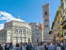 Upplev Piazza del Duomo i Florens centrum som sjuder av turister