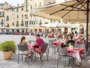 Piazza Anfiteatro är platsen där man njuter av folklivet i Lucca