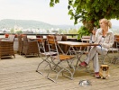 Fra hotellets hyggelige terrasse er der en smuk udsigt over floden og omgivelserne
