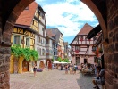 Riquewihr er med sine velbevarede bindingsværkshuse fra middelalderen en af de mest charmerende byer i Alsace