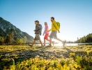Familien på vandretur i den tyrolske naturskat - her kan alle aldre være med