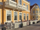 Skagen Hotel er gennemrenoveret i gammel stil og ligger helt centralt midt i byen med solterrasse ud mod gaden