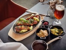 I bydes velkommen på Restaurant Vesterbro på 1. sal, hvor der er lagt op til en hyggelig start