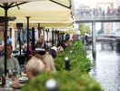 Caféer, restauranger och uteställen trängs längs ån i centrum av Århus