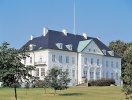 Den danska kungafamiljens sommarresidens, Marselisborg Slott, ligger söder om Århus centrum