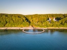 På stranden nedanför Marselisborgs Slott ligger konstverket "Den oändliga bryggan"