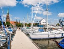 Havneidyl i Slesvig med byens største attraktion i baggrunden - den femskibede katedral Skt. Petri
