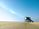 Et af de berømte pælehuse ved St. Peter Ording - skabt til den enorme forskel mellem flod og ebbe